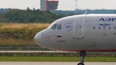 MOSCOW, Rusya Federasyonu - 29 Temmuz 2021: Airplane Airbus A320, Aeroflot VP-BTJ Sheremetyevo havaalanında taksicilik, yan görüş. Seyahat kavramı