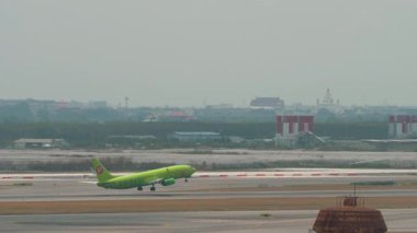 BANGKOK, THAILAND - 16 Mart 2025: Kalkış sırasında S7 Airlines Boeing 737, ruhsat RA-73669. Seyahat kavramı