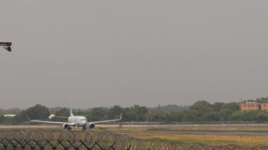 ALMATY, KAZAKHSTAN - 25 Haziran 2025: SCAT Havayolları Boeing 737-800, UP-B3730 Almaty havaalanından kalkmadan önce hızlanma