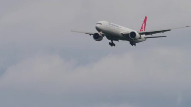 KUALA LUMPUR, MALAYSIA - 12 Ocak 2025: Türk Hava Yolları Boeing 777 Kuala Lumpur Havalimanı 'na indi. Seyahat kavramı