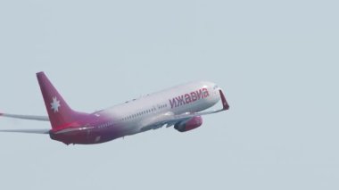 SOCHI, RUSSIA - 02 AĞUSTOS 2022: Udmurtia 'nın Izhavia Soul' u Boeing 737, RA-73185, Adler Havaalanı, Soçi. Yan görüş, yolcu uçağı kalkıyor. Seyahat kavramı