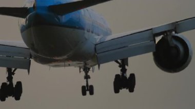 AMSTERDAM, NETHERLANDS - 28 HAZİRAN 2017 KLM 777 sefer sayılı uçak iniş yapmak üzere. İniş ışıklarıyla aydınlanan pist