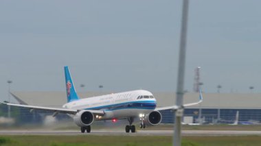 KUALA LUMPUR, MALAYSIA - 13 HAZİRAN 2025 Çin Güney Havayolları uçağı, yan görüş. Seyahat kavramı