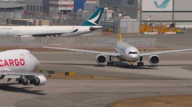 HONG KONG - 29 HAZİRAN 2025 Pusula Kargo Havayolları Boeing 747, İniş pistinde, orta atış. Cebu Pacific Airbus A330, RP-C3907 Chek Kap Kok havaalanı, Hong Kong. Seyahat kavramı