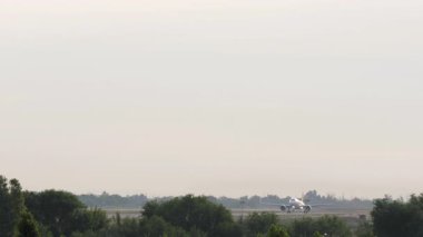 Ticari jet uçakları havalandıktan sonra tırmanıyor. Uçak kalkıyor. Seyahat kavramı