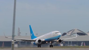 KUALA LUMPUR, MALAYSIA - 13 Ocak 2025: Xiamen Havayolları Boeing 737, B-5635 kalkış ve tırmanış görüntüleri. Uçak kalkıyor. Seyahat konsepti. Beneklenme