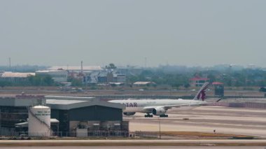 BANGKOK, THAILAND - 15 Mart 2025: Katar Airways Airbus A350, A7-AOD pistinde taksicilik. Seyahat kavramı