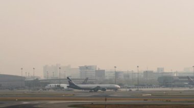 BANGKOK, THAILAND - 17 Mart 2025: Aeroflot Boeing 777, RA-73144 Suvarnabhumi havaalanında taksicilik. Seyahat kavramı