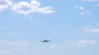 PHUKET, THAILAND - 10 Mart 2025: Airbus A320, AirAsia 'dan HS-BBF yolcu uçağı Phuket Havaalanına indi. Uçak uçuyor. Seyahat kavramı