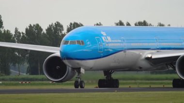 AMSTERDAM, NETHERLANDS - 25 Temmuz 2017 KLM Airlines Boeing 777, PH-BVO taksicilik. Pistte bir uçak var. Seyahat kavramı
