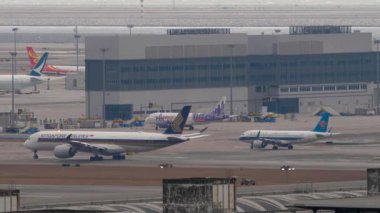 HONG KONG - 26 Ocak 2025: Air Premia Dreamliner Boeing 787, HL8388 Hong Kong Havaalanı 'ndan kalkış. China Southern Havayolları ve Singapur Havayolları havaalanında taksicilik yapıyor.