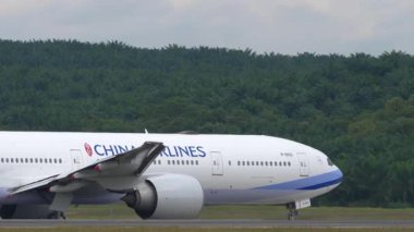 KUALA LUMPUR, MALAYSIA - 14 Ocak 2025: Çin Havayolları Boeing 777, B-18051 taksicilik, yan görüş. Seyahat kavramı