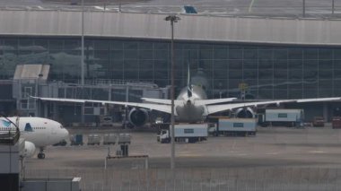 HONG KONG - 26 Ocak 2025: Garuda Endonezya Airbus A330, PK-GPM taksisi yolcu uçağı. Seyahat kavramı