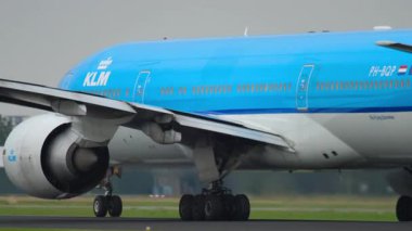 AMSTERDAM, NETHERLANDS - 25 Temmuz 2017 KLM Boeing 777, PH-BQP yolcu uçağı havalandı. Uçak uçup gidiyor. Seyahat kavramı