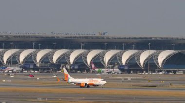 BANGKOK, THAILAND - 16 Mart 2025: Air India Express Boeing 737, VT-BXZ Bangkok havaalanından havalanıyor. Yolcu uçağı kalkıyor. Seyahat kavramı