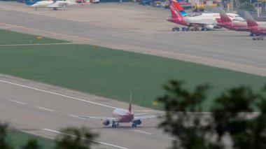 SOCHI, RUSSIA - 02 AĞUSTOS 2022: Sukhoi Superjet 100 Rossiya uçağı Adler havaalanından havalanacak. Yolcu uçağı kalkıyor. Seyahat kavramı