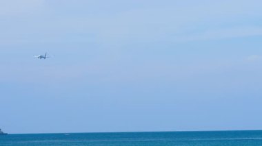 Gök mavisi Andaman Denizi 'ne inmek üzere tanımlanamayan bir üniforması olan bir yolcu uçağı yaklaşıyor. Seyahat kavramı