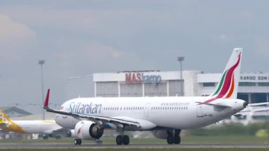 KUALA LUMPUR, MALAYSIA - 14 Ocak 2025: SriLankan Airlines Airbus A321, 4R-ANC Kuala Lumpur Havalimanı, Malezya. Seyahat kavramı