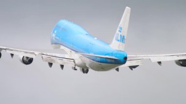 AMSTERDAM, NETHERLANDS - 25 Temmuz 2017: Jumbo jet 747 KLM, PH-BFW havalandı. Uçak kalkıyor. Seyahat kavramı
