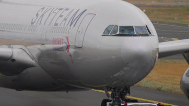 FRANKFURT AM MAIN, ALMANY - 20 Temmuz 2017: Airbus A330 'u çeken traktör, Çin Doğu Havayolları B-6538. Seyahat kavramı