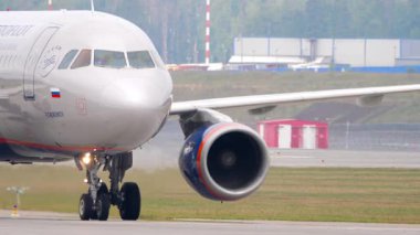MOSCOW, Rusya Federasyonu - 29 Temmuz 2021 Aeroflot Airbus A320, plakası VP-BLH, taksi yolu boyunca ilerliyor. Seyahat kavramı