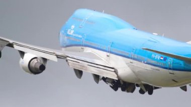 AMSTERDAM, NETHERLANDS - 25 Temmuz 2017: Boeing 747 of KLM, PH-BFW havalandı. Uçak kalkıyor. Seyahat kavramı