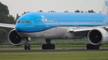 AMSTERDAM, NETHERLANDS - 25 Temmuz 2017 KLM Airlines Boeing 777, PH-BVO taksicilik. Pistte bir uçak var. Seyahat kavramı