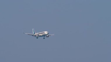 PHUKET, THAILAND - 20 HAZİRAN 2025: Tayland Kraliyet Hava Kuvvetleri Airbus A320, HS-TYW Phuket havaalanına iniyor. Uçak uçuşu. Seyahat kavramı