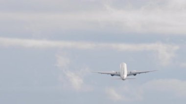 Uçak havalanıyor, zarafetle gökyüzüne yükseliyor. Havacılık ve küresel seyahat temaları için uygundur