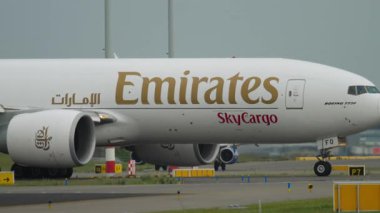 AMSTERDAM, NETHERLANDS - 25 Temmuz 2017: Kargo uçağı Emirates Boeing 777, A6-EFO havaalanında taksicilik. Havacılık kavramı