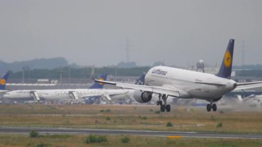 FRANKFURT AM MAIN, ALMANY - 20 Temmuz 2017: Airbus A320, Lufthansa Havaalanı D-AIZW. Uçak geliyor. Seyahat kavramı
