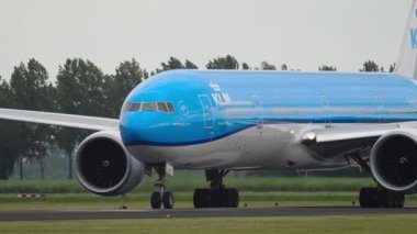 AMSTERDAM, NETHERLANDS - 25 Temmuz 2017 KLM Hollanda Kraliyet Havayolları Boeing 777 plakalı PH-BVO taksisinde hareket ediyor. Uçuş, havaalanı ve ulaşım kavramları için ideal