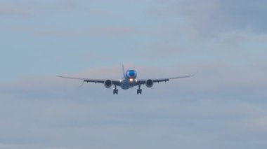 PHUKET, THAILAND - 24 Şubat 2025: Mavi Deniz A330 Akbaba Airbus Phuket Havaalanı 'na iniş yapmak üzere. Gökyüzünde bir uçak. Seyahat kavramı