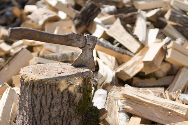 Old Hatchet con leña. Madera. Copiar espacio — Foto de Stock