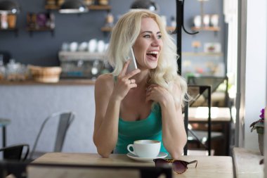 Kahve ve Cafe telefon ile Modern genç kadın portresi. Kopya alanı