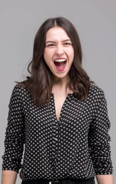 Studio Modern bir genç kız portresi. Pozitif