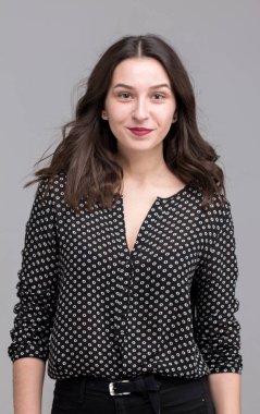 Studio Modern bir genç kız portresi. Pozitif