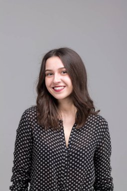 Studio Modern bir genç kız portresi. Pozitif