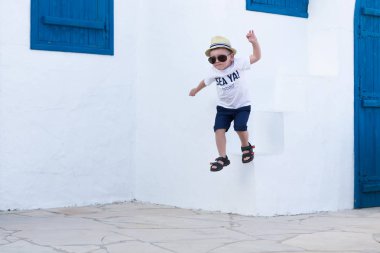 Çocuk Yunanistan yayılıyor. Uzay kopyalayın. Tatil kavramı