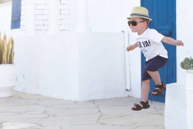 Çocuk Yunanistan yayılıyor. Uzay kopyalayın. Tatil kavramı