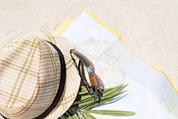 Bodegón Verano Del Mapa Sombreros Gafas Sol Copiar Espacio — Foto de Stock