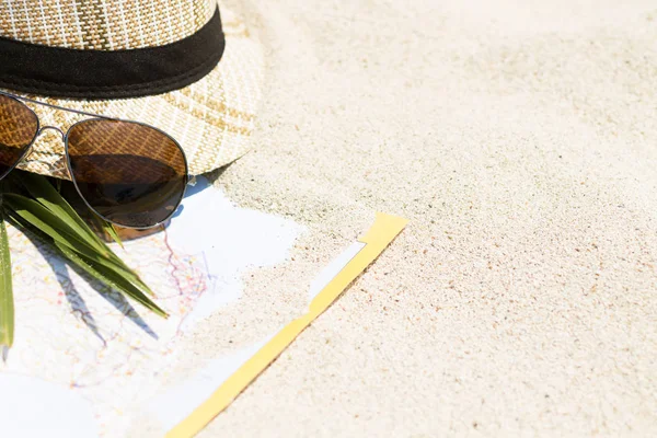Sommer Stillleben Von Der Landkarte Hüte Und Sonnenbrillen Kopierraum — Stockfoto