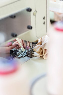 Kadın el dikiş makinesi dikiş