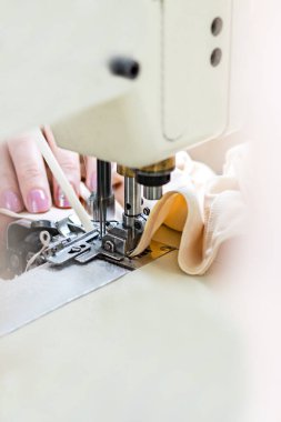 Kadın el dikiş makinesi dikiş