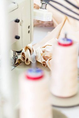 Dikiş makinesi ile natürmort. Kavram terzilik