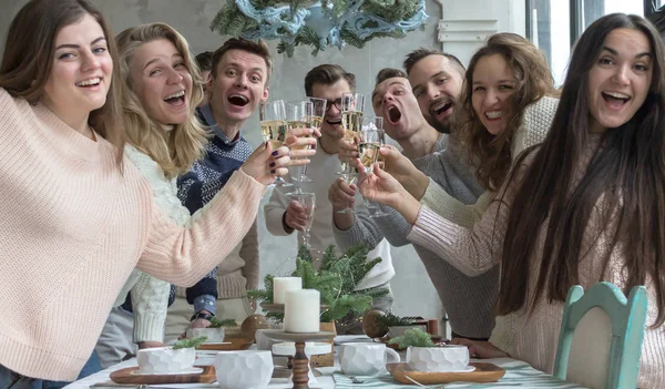 Fête avec les jeunes. Concept du Nouvel An. Noël. Hiver — Photo