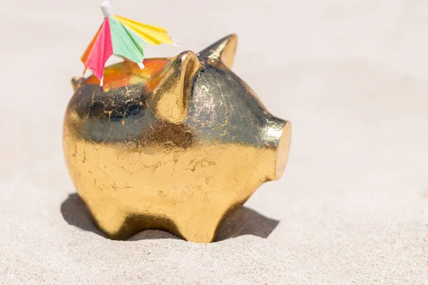 Gold Sparschwein am Sandstrand. Sommerkonzept. Reise — Stockfoto