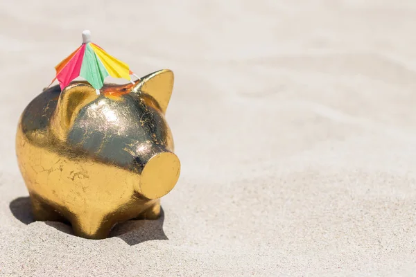 ゴールド貯金箱、砂浜の豚。夏のコンセプトです。旅行 — ストック写真