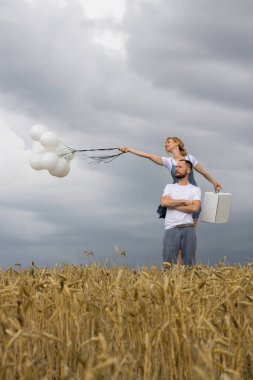 Erkek ve kadın güçlü rüzgar balonlar alanında. İlişkiler. Hedef