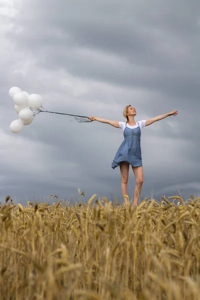 Donna Felice Con Palle Contro Forte Vento — Foto Stock